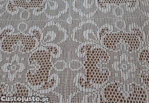Trabalho vintage em renda manual com 1,80x0,90 m. Bom estado