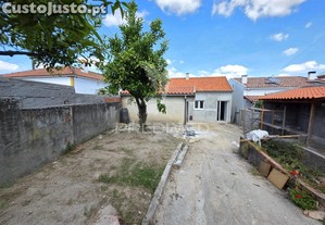 Moradia t3, em fase de remodelação meia via, torres novas