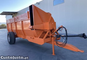 reboque espalhador matéria orgânica ( estrume) para tractor