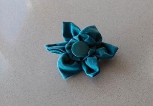 Pin Flor azul marinho NOVO