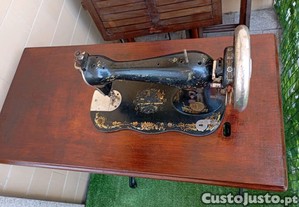 Mquina de costura SINGER antiga