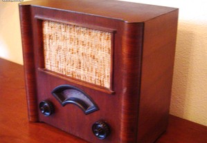 Radio antigo em madeira