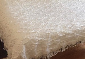 Coberta branca de algodão com relevo