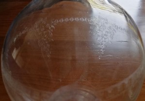 Garrafa antiga em vidro gravado.