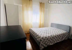Quarto na linha de Sintra, 600m da estação, bom ambiente tranquilo e organizado.