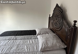 Cama com colchão de madeira trabalhada E sua mesa o mueble de cabeceira