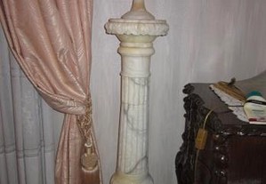 coluna em marmore com iluminação