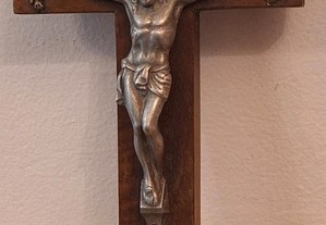 Crucifixo em madeira com Cristo em metal e incrustações