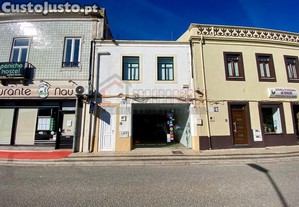 Prdio De Uso Misto No Centro Da Cidade De Peniche