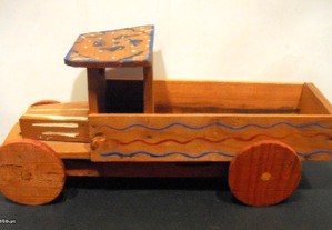 Camionete antiga em madeira. Anos 50/60