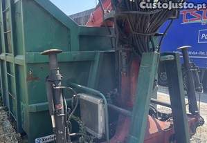 Grua de sucata acoplada ao. Contentor