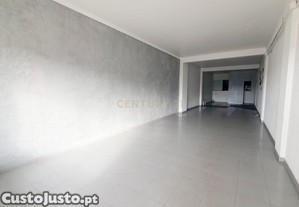 Espaço Comercial 125m2 área útil Em Pêro Pinheiro - Sintra