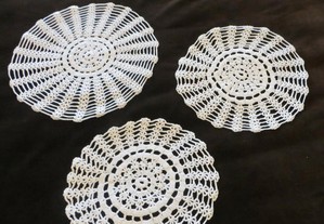 Naprons croché, feitos à mão, brancos - Conjunto 3 - Diâmetros: 29, 26 e 24 cm