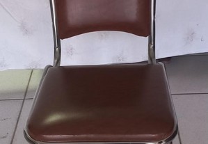 Cadeiras com estrutura metálica cromadas.