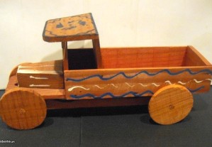Camionete antiga em madeira. Anos 50/60