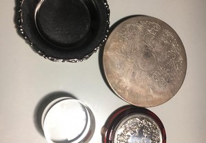 Várias peças de prata e inox