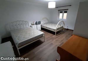 Quarto Duplo para meninas mobilado e próximo da Escola Superior de Saúde e Hospital