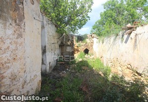 Casa típica e antiga para renovar c/ terreno amplo