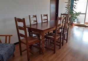 Mesa de madeira com conjunto de 6 cadeiras