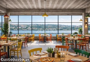 Loja Para Restauração Em Frente Ao Rio Douro -...