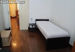 Quarto individual mobilado para rapariga aluna universitria