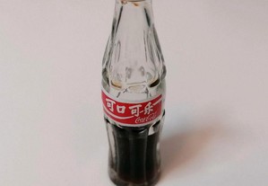 Garrafa miniatura em vidro, edição da Coca-Cola China com 8 cm