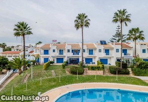 Moradia V2+1 com Piscina, Jardim Carport e Vista Mar em Localização Privilegiada - Praia da Oura, Albufeira
