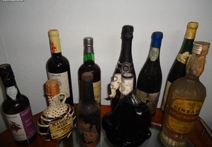 Várias garrafas antigas de bebidas