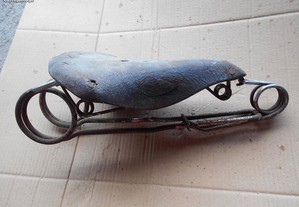 Bicicleta pasteleira selim Savad antigo em couro