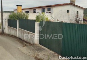 Moradia v4 para recuperar com excelente área exterior