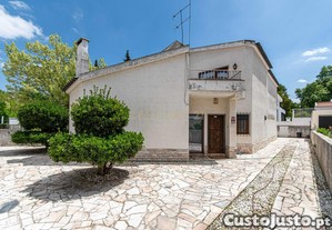 Moradia T6 no centro do Montijo com jardim e garagem