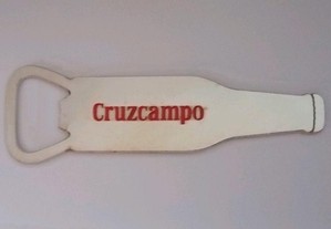 Abre cápsulas em metal com a publicidade da Cerveja Espanhola Cruzcampo