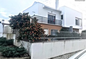Moradia de 2 pisos com Anexo em Vila Nova da Rainha (Azambuja)