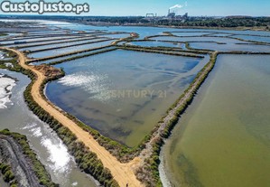 Terreno de marinha com 13.600m2, bons acessos, nas Praias do Sado