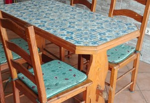 Mesa de madeira e cadeiras
