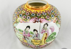 Pote de Ginjas porcelana da China, decoração flores e cenas do quotidiano circa 1970