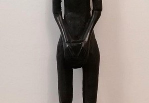 Escultura antiga em pau preto, de homem de pé a tocar instrumento