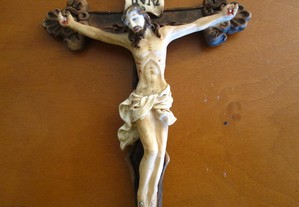 Crucifixo Marfinite cruz trabalhada 23 cm