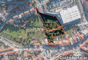 Moradia Com Terreno Situada Na Praça Principal...