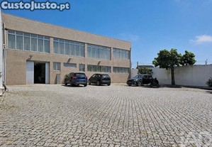 Loja / Estabelecimento Comercial em Mafamude e Vilar do Paraíso de 1048,00 m²