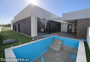 Moradia isolada com piscina possibilidade de permuta