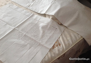 Outro conjunto completo de lençóis bordados para cama de casal