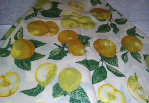 toalha plastificada redonda c/maçãs nova embalada