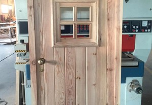 Porta exterior em madeira de Pinho