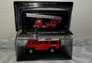 Par de miniaturas de bombeiros