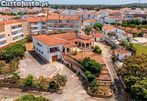 Moradia T6 Independente Em Odiáxere Inserida Em...
