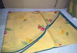 toalha plastificada amarela c/morangos e cerejas