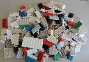 220 Pedras de Encaixe Pino vintage, o Lego português