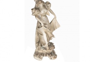Estátua porcelana mulher século XIX Arte Nova