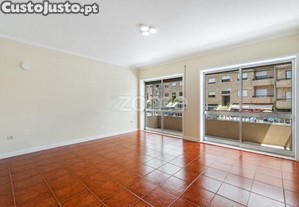 Apartamento T3 Renovado Com Garagem Box Em...